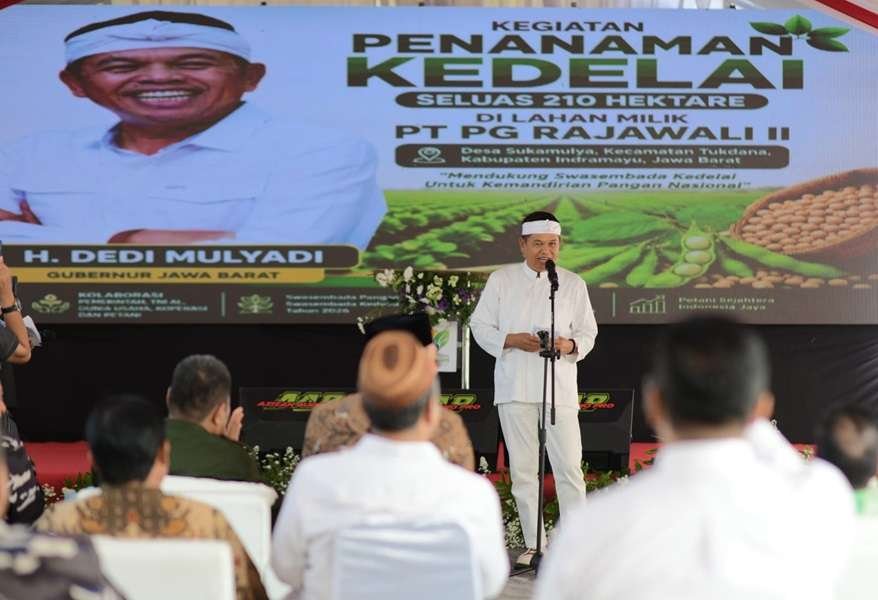 FOTO 12 Juni_Kegiatan penanaman kedelai di lahan seluas 210 hektare dalam rangka mendukung swasembada kedelai 2026 di Provinsi Jawa Barat.