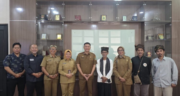 FOTO 12 Juni_Rapat koordinasi strategis Pemerintah Provinsi Banten dan perwakilan Kasepuhan Cisungsang di Ruang Rapat Sekda Provinsi Banten, Kota Serang