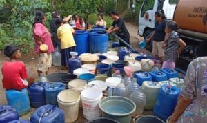 FOTO 13 Juni_BPBD Kabupaten Karawang mendistribusikan air bersih kepada warga karena kekeringan di Desa Kutalanggeng, Kecamatan Tegalwaru, Kabupaten Karawang