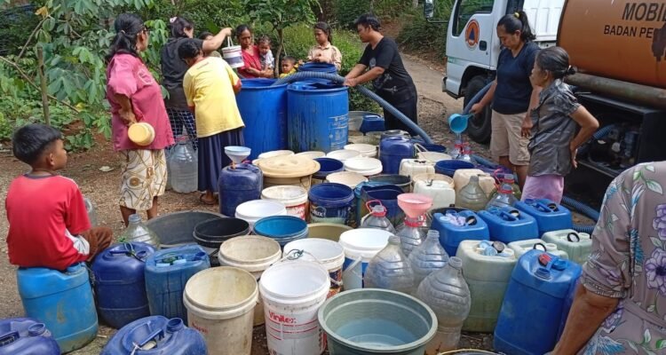 FOTO 13 Juni_BPBD Kabupaten Karawang mendistribusikan air bersih kepada warga karena kekeringan di Desa Kutalanggeng, Kecamatan Tegalwaru, Kabupaten Karawang