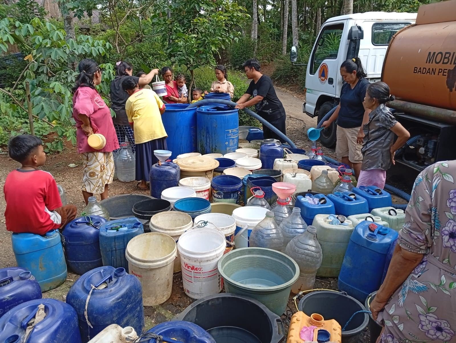 FOTO 13 Juni_BPBD Kabupaten Karawang mendistribusikan air bersih kepada warga karena kekeringan di Desa Kutalanggeng, Kecamatan Tegalwaru, Kabupaten Karawang