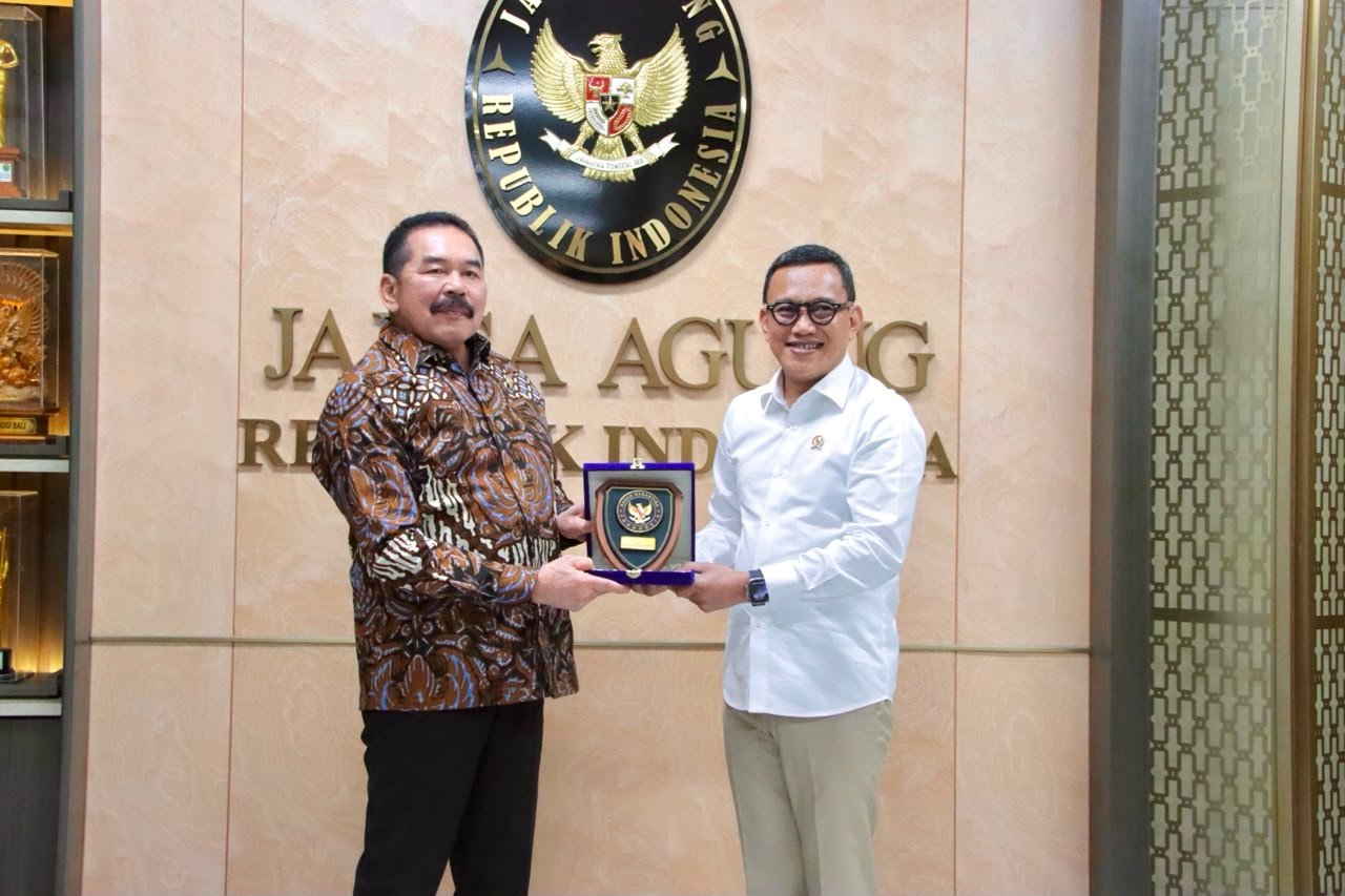 FOTO 13 Juni_Pertemuan Kepala Badan Karantina Indonesia (Barantin) Abdul Kadir Karding dengan Jaksa Agung Sanitiar Burhanuddin