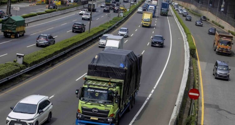 FOTO 14 Juni_Arus lalu lintas angkutan barang di jalan raya. dok. hubdatkemenhub