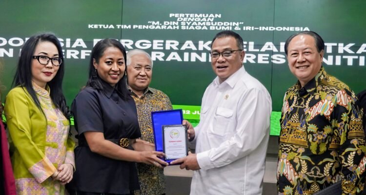 FOTO 15 Juni_kunjungan Gerakan Siaga Bumi dan Interfaith Rainforest Initiative (IRI) Indonesia yang dipimpin oleh Din Syamsuddin di kantor KLH BPLH, Jakarta.