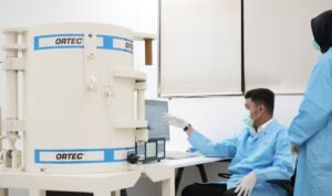 FOTO 16 Juni_Aktivitas petugas di laboratorium uji kontaminasi radioaktif produk perikanan, yang berlokasi di Cipayung, Jakarta Timur. kkp