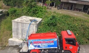 FOTO 16 Juni_BPBD Kabupaten Klaten mendistribusikan air bersih untuk warga terdampak kekeringan di Kecamatan Kemalang.