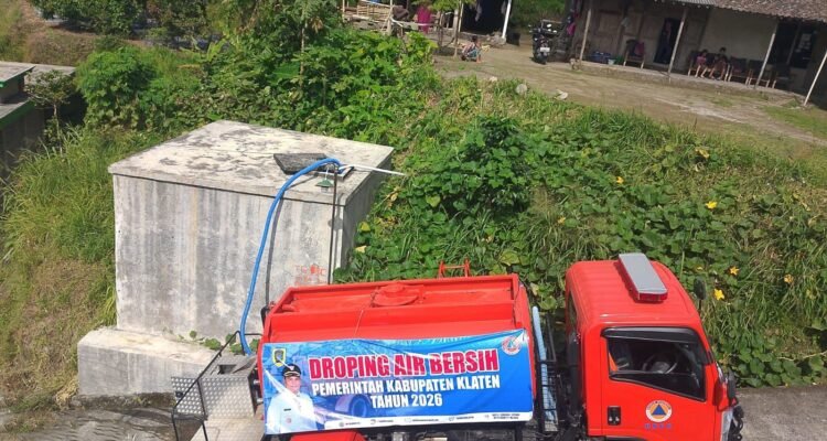 FOTO 16 Juni_BPBD Kabupaten Klaten mendistribusikan air bersih untuk warga terdampak kekeringan di Kecamatan Kemalang.