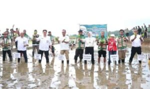 FOTO 16 Juni_Kegiatan tanam padi serentak. dok. kementan