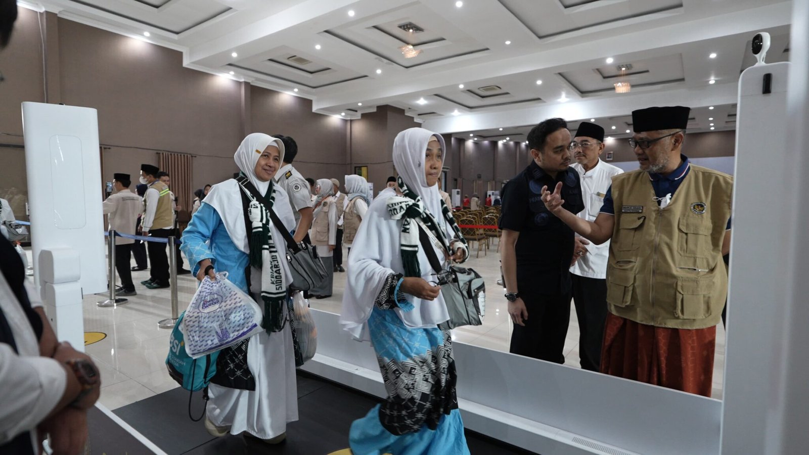 FOTO 17 Juni_Implementasi sistem pemeriksaan keimigrasian terintegrasi tanpa antrean panjang bagi jemaah haji asal Surabaya. dok. kemenhaj