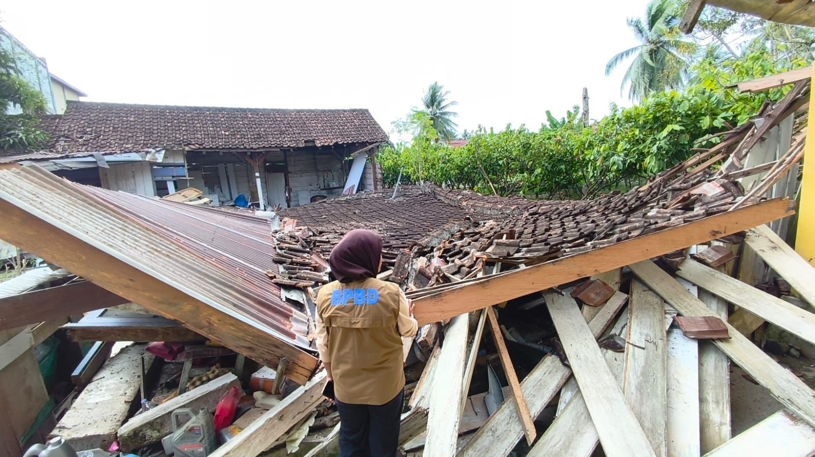 FOTO 17 Juni_Tim BPBD tengah memeriksa bangunan rumah warga yang mengalami kerusakan akibat gempabumi di Kabupaten Parigi Moutong, Sulawesi Tengah,