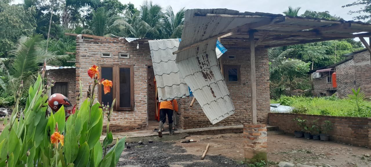 FOTO 18 Juni_Kerusakan rumah warga yang diterjang angin puting beliung di Kabupaten Deli Serdang, Provinsi Sumatra Utara. dok. bpbdkabupaten