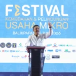 FOTO 18 Juni_Menteri UMKM Maman Abdurrahman usai memberikan sambutan pada Festival Kemudahan dan Pelindungan Usaha Mikro di Balikpapan