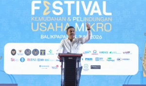 FOTO 18 Juni_Menteri UMKM Maman Abdurrahman usai memberikan sambutan pada Festival Kemudahan dan Pelindungan Usaha Mikro di Balikpapan