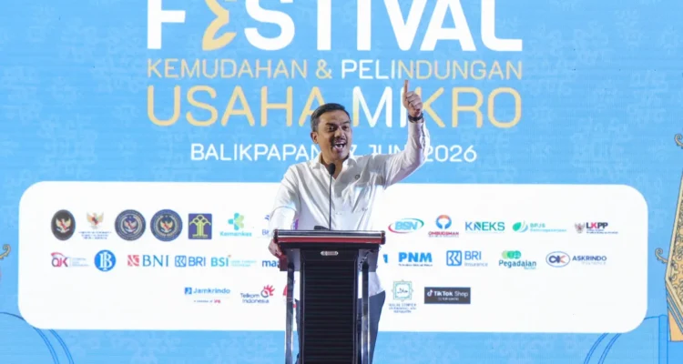 FOTO 18 Juni_Menteri UMKM Maman Abdurrahman usai memberikan sambutan pada Festival Kemudahan dan Pelindungan Usaha Mikro di Balikpapan