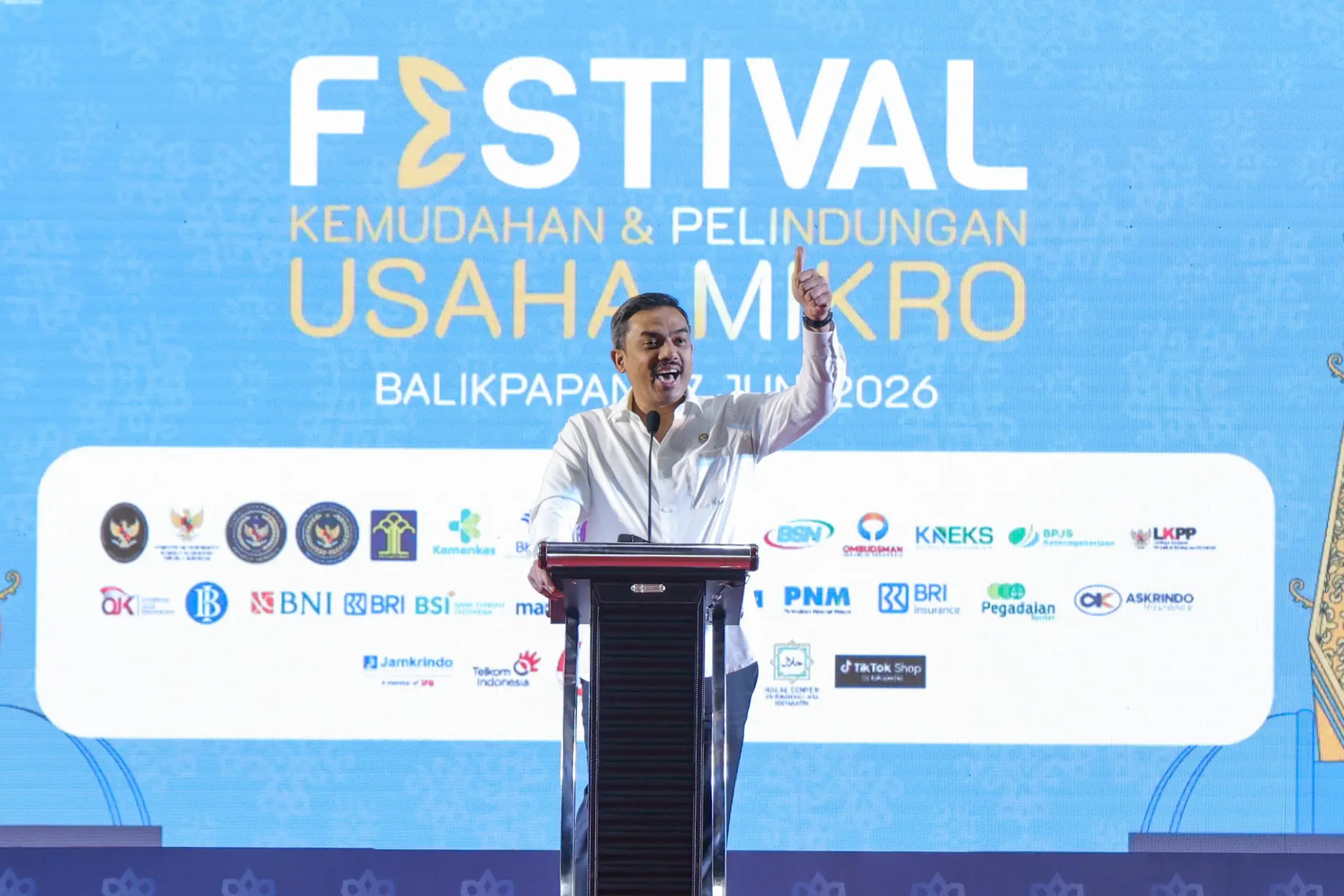FOTO 18 Juni_Menteri UMKM Maman Abdurrahman usai memberikan sambutan pada Festival Kemudahan dan Pelindungan Usaha Mikro di Balikpapan