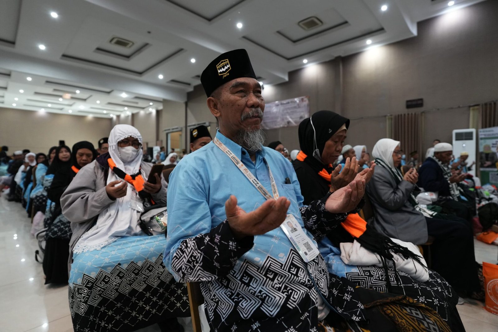 FOTO 18 Juni_Para jemaah haji berdoa usai tiba di tanah air. (dok. kemenhaj)