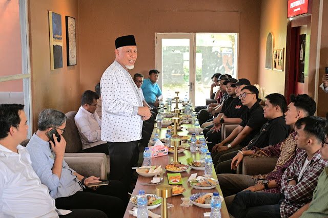 FOTO 19 Juni_Gubernur Sumatra Barat (Sumbar) Mahyeldi Ansharullah berdialog dengan sejumlah aktivitas. (dok. sumbarprov.go.id)