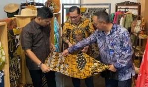 FOTO 19 Juni_Kunjungan Tenaga Ahli Menteri UMKM Bidang Pembiayaan dan Skema UMKM Faisal Anwar ke Galeri Dekranasda dan UKM Center Balikpapan. dok. umkm.go.id