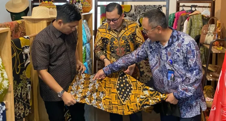 FOTO 19 Juni_Kunjungan Tenaga Ahli Menteri UMKM Bidang Pembiayaan dan Skema UMKM Faisal Anwar ke Galeri Dekranasda dan UKM Center Balikpapan. dok. umkm.go.id