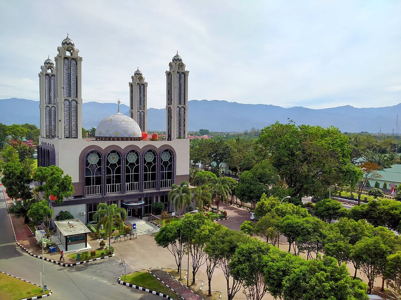 FOTO 2 Mei_Masjid Al-Azhar di Kampus UNP, salah satu icon Air Tawar, Padang Utara. (dok. wikipedia.org)
