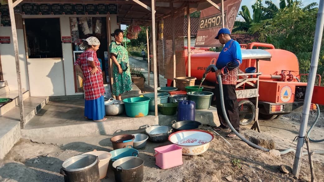 FOTO 20 Juni_BPBD Kabupaten Bondowoso mendistribusikan air bersih di Desa Blimbing dan Desa Karanganyar, Kecamatan Klabang, Kabupaten Bondowoso, Jawa Timur.