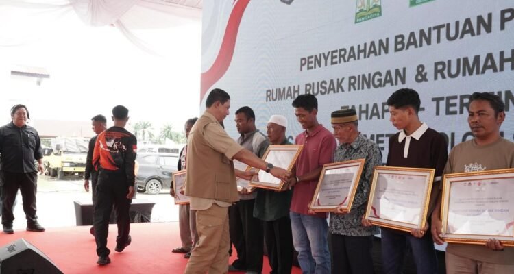FOTO 22 Juni_Kepala Badan Nasional Penanggulangan Bencana (BNPB) Letjen TNI Suharyanto menyerahkan kepada perwakilan masyarakat penerima bantuan perbaikan rumah