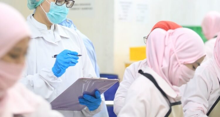 FOTO 22 Juni_Pengurusan sertifikat mutu hasil perikanan. (dok. kkp)