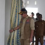 FOTO 23 Juni_Kepala BNPB Letjen TNI Suharyanto meninjau progres pengerjaan rumah hunian tetap in situ di Desaa Sriwijaya, Kec Kota Kualasimpang, Kab Aceh Tamiang,