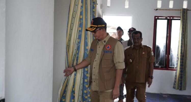FOTO 23 Juni_Kepala BNPB Letjen TNI Suharyanto meninjau progres pengerjaan rumah hunian tetap in situ di Desaa Sriwijaya, Kec Kota Kualasimpang, Kab Aceh Tamiang,