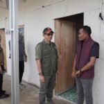 FOTO 24 Juni_Kepala Badan Nasional Penanggulangan Bencana (BNPB) Letjen TNI Suharyanto meninjau progres perbaikan Huntara di Desa Rumoh Rayeuk, Kec Langkahan, Kab Aceh Utara