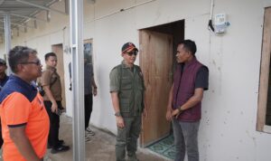 FOTO 24 Juni_Kepala Badan Nasional Penanggulangan Bencana (BNPB) Letjen TNI Suharyanto meninjau progres perbaikan Huntara di Desa Rumoh Rayeuk, Kec Langkahan, Kab Aceh Utara