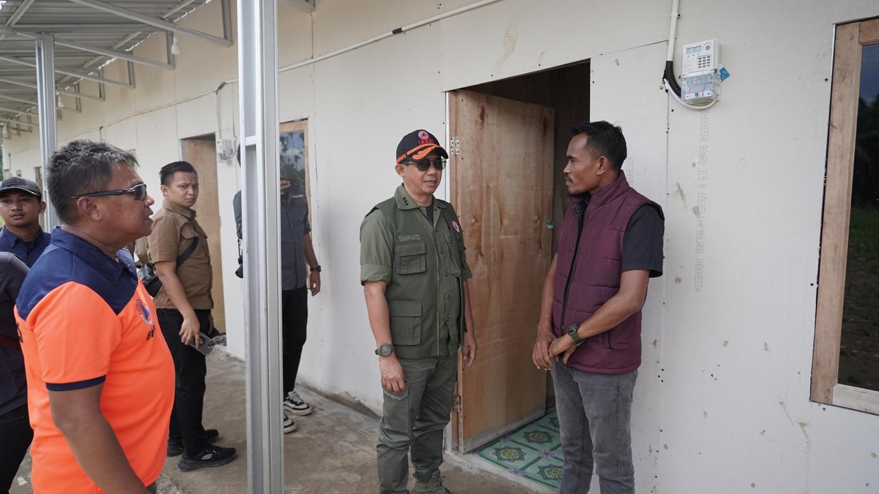 FOTO 24 Juni_Kepala Badan Nasional Penanggulangan Bencana (BNPB) Letjen TNI Suharyanto meninjau progres perbaikan Huntara di Desa Rumoh Rayeuk, Kec Langkahan, Kab Aceh Utara