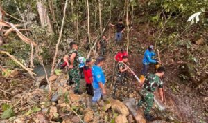 FOTO 24 Juni_Tim gabungan melakukan pembukaan bendung alami yang terbentuk akibat gempabumi di kawasan Gunung Nokilalaki yang mengarah ke Sungai Kamarora