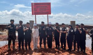 FOTO 24 Juni_menghentikan sementara aktivitas PT MNS dan PT TFDI di Kabupaten Siak, Riau, karena memanfaatkan ruang laut