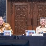 FOTO 25 April_Menteri Ketenagakerjaan Yassierli (kanan) bersama dengan Menteri Koordinator (Menko) Perekonomian Airlangga Hartarto.