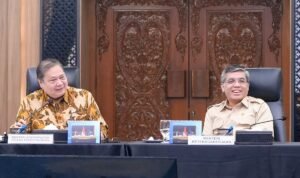 FOTO 25 April_Menteri Ketenagakerjaan Yassierli (kanan) bersama dengan Menteri Koordinator (Menko) Perekonomian Airlangga Hartarto.