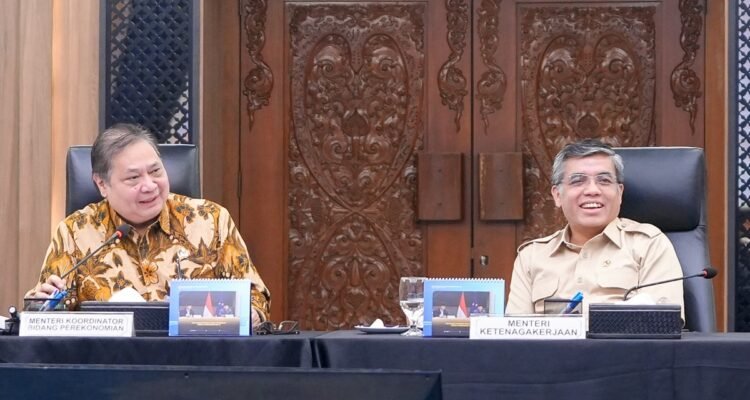 FOTO 25 April_Menteri Ketenagakerjaan Yassierli (kanan) bersama dengan Menteri Koordinator (Menko) Perekonomian Airlangga Hartarto.