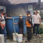 FOTO 27 Juni_Personil BPBD Kabupaten Pemalang mendistribusikan air bersih kepada warga terdampak kekeringan. dok. bpbd