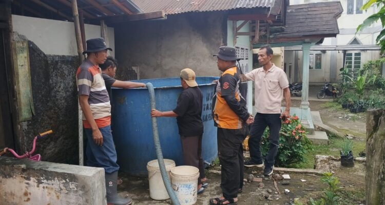 FOTO 27 Juni_Personil BPBD Kabupaten Pemalang mendistribusikan air bersih kepada warga terdampak kekeringan. dok. bpbd