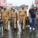 FOTO 27 Juni_Wali Kota Bekasi Tri Adhianto beserta jajarannya saat mengunjungi kawasan Pasar Baru. dok. bekasikota.go.id