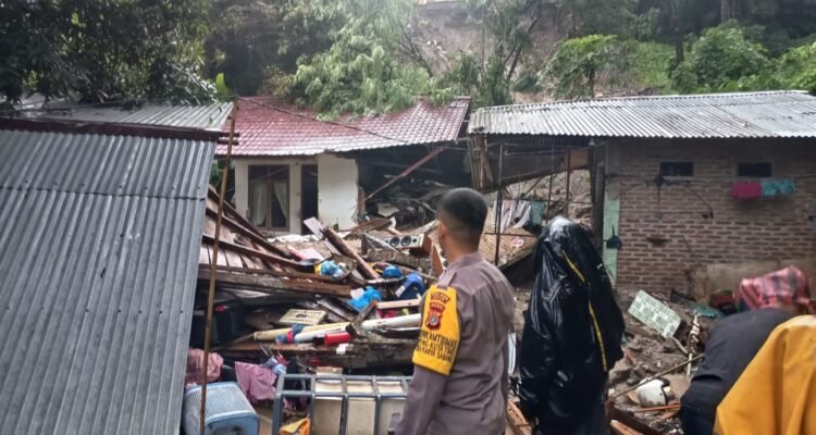 FOTO 28 Juni_Kondisi wilayah terdampak tanah longsor di Desa Kuta Timur, Kecamatan Sukakarya, Kota Sabang, Provinsi Aceh. dok. bpbdkotasabang