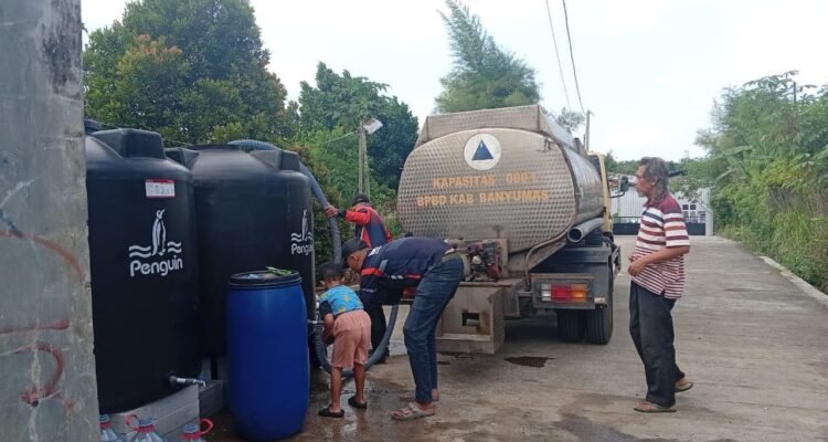 FOTO 29 Juni_BPBD Kabupaten Banyumas mendistribusikan 5.000 liter air bersih ke masyarakat di daerah terdampak kekeringan, di Desa Taman Sari, Kec Karanglewas