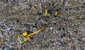 FOTO 3 Juni_Buldozer tengah mengatur sampah - sampah Kota Bandung di lokasi Tempat Pembuangan Akhir (TPA). dok. jabarprov