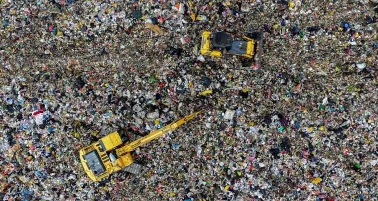 FOTO 3 Juni_Buldozer tengah mengatur sampah - sampah Kota Bandung di lokasi Tempat Pembuangan Akhir (TPA). dok. jabarprov