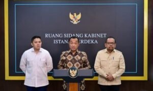 FOTO 3 Juni_Konferensi Pers Mensesneg Prasetyo Hadi, Seskab Teddy Indra Wijaya dan Kabakom Muhammad Qodari di Kantor Presiden. (dok.setpres) INI