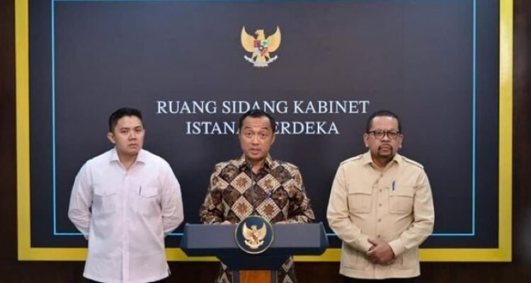 FOTO 3 Juni_Konferensi Pers Mensesneg Prasetyo Hadi, Seskab Teddy Indra Wijaya dan Kabakom Muhammad Qodari di Kantor Presiden. (dok.setpres) INI