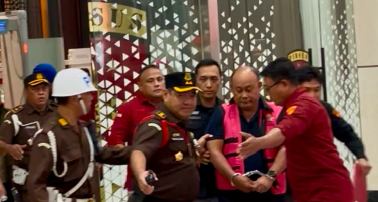 FOTO 3 Juni_Mantan Kepala Badan Gizi Nasional (BGN) Dadan Hindayana (rompi pink) ditangkap Kejagung.(dok. istimewa)