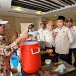 FOTO 3 Juni_Seorang tenant di area komersial hotel jemaah haji Indonesia pada musim haji 1447 Hijriah 2026 Masehi. (dok. kemenhaj)