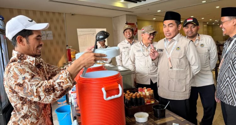 FOTO 3 Juni_Seorang tenant di area komersial hotel jemaah haji Indonesia pada musim haji 1447 Hijriah 2026 Masehi. (dok. kemenhaj)