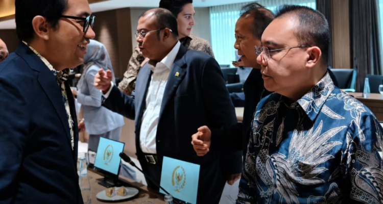 FOTO 30 Juni_Menurut Wakil Menteri Perindustrian Faisol Riza (kiri) berbincang dengan Wakil Ketua Dewan Perwakilan Rakyat (DPR) Sufmi Dasco Ahmad